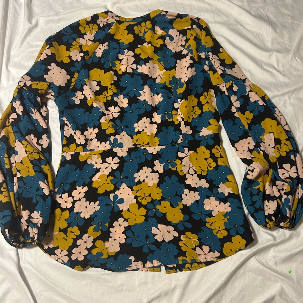 CAbi Favorite Floral Size Small Long Balloon Sleeve Button Up Blouse - Picture 7 of 12